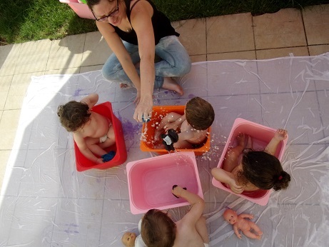 Jouer avec l'eau... c'est drôle !